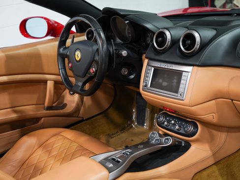 Used 2009 Ferrari California RWD image 16