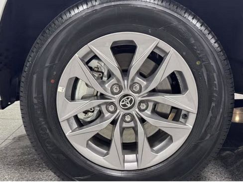 Used 2026 Toyota Sienna LE image 6