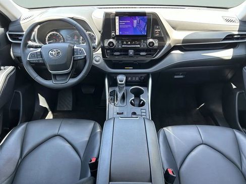 Used 2023 Toyota Highlander XLE FWD image 16