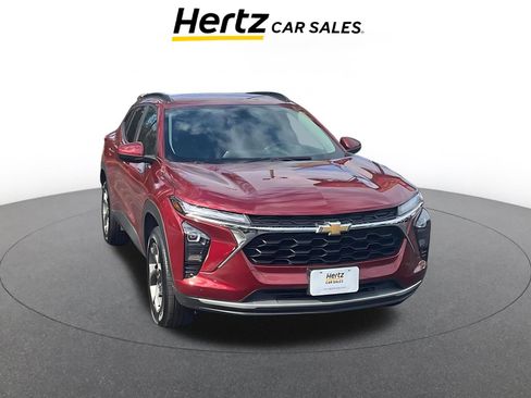 Used 2025 Chevrolet Trax LT image 1