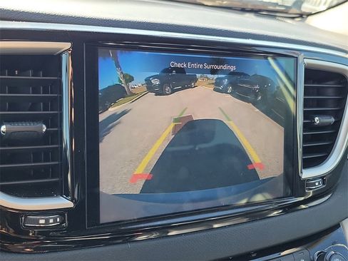 Used 2023 Chrysler Pacifica Touring-L image 31