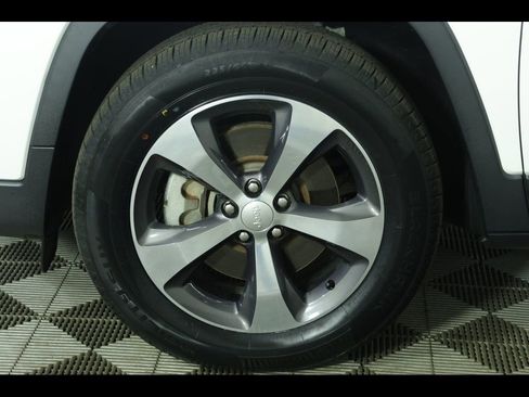 Used 2019 Jeep Cherokee Limited AWD/4WD image 11