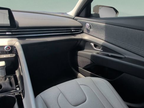 Used 2025 Hyundai Elantra Limited FWD image 36