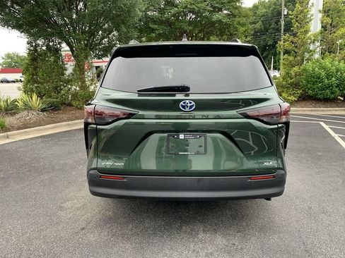 Used 2025 Toyota Sienna XLE AWD/4WD image 7