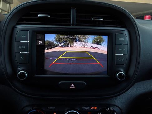 Used 2025 Kia Soul LX w/ LX Technology Package FWD image 29