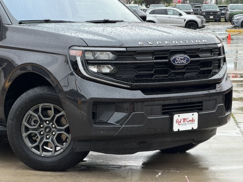 Used 2025 Ford Expedition Active RWD image 2