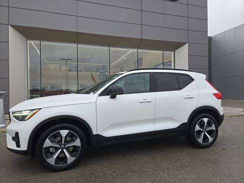 Certified 2025 Volvo XC40 B5 Plus image 1
