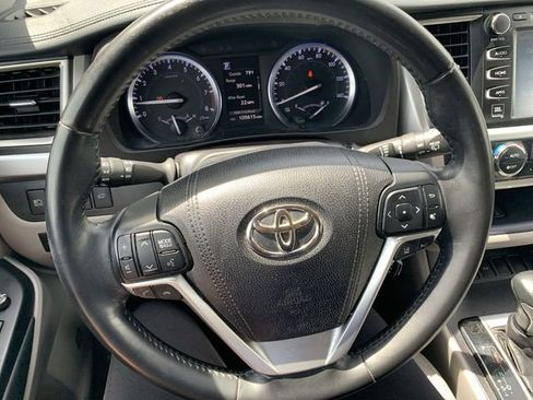 Used 2017 Toyota Highlander Limited FWD image 19