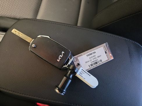Used 2025 Kia Soul LX w/ LX Technology Package FWD image 30