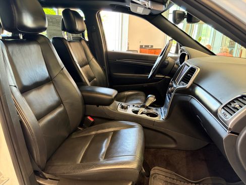 Used 2018 Jeep Grand Cherokee Limited AWD/4WD image 24