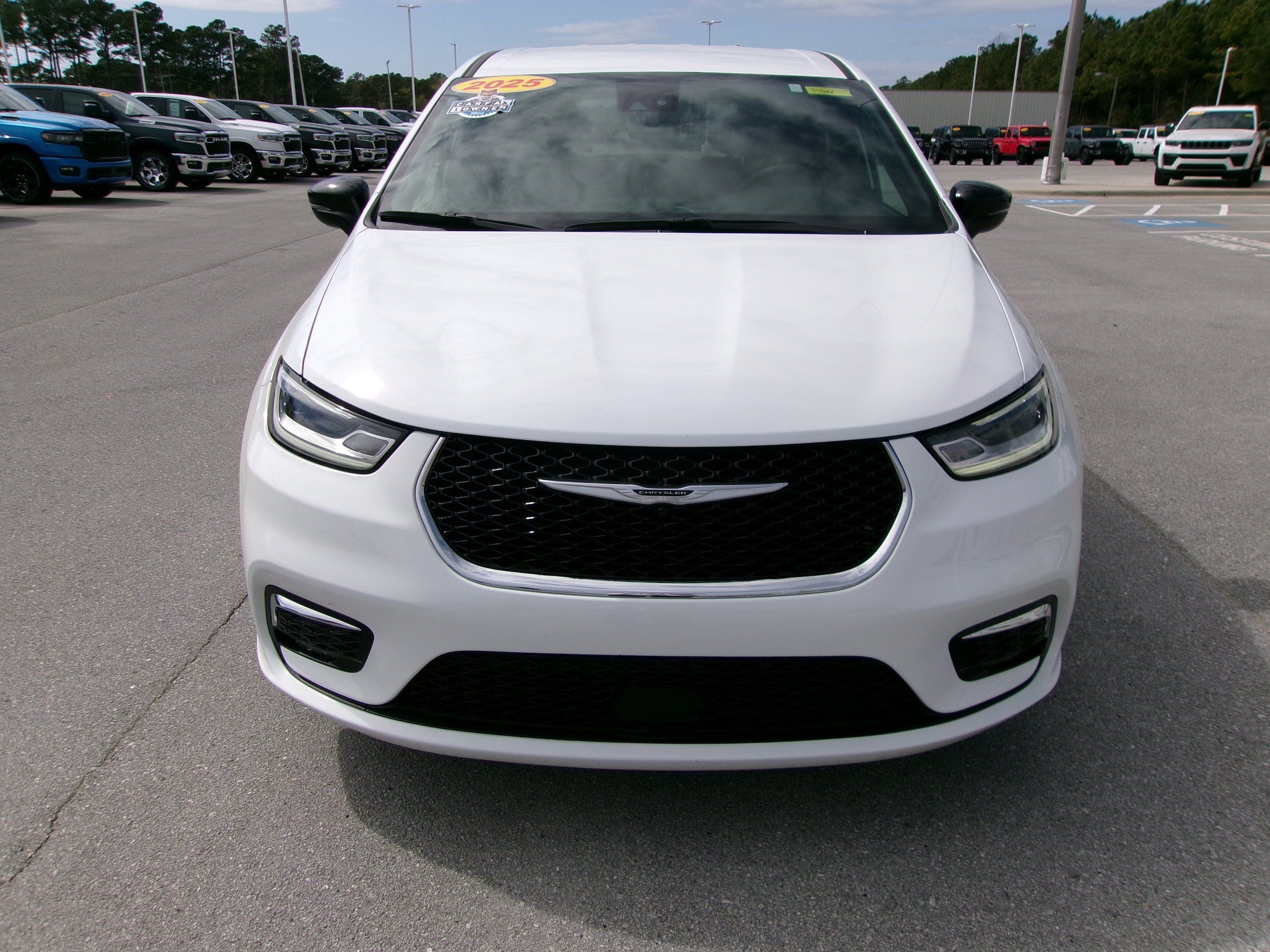 Used 2025 Chrysler Pacifica Select FWD image 6
