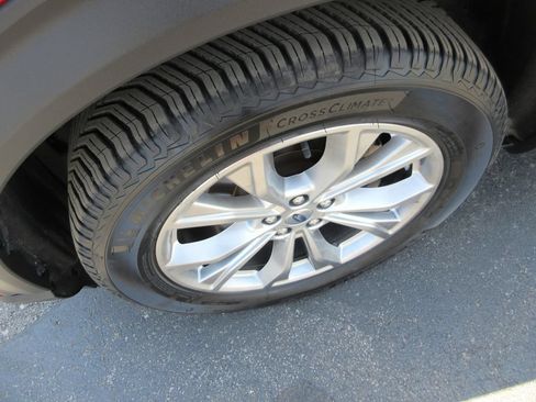 Used 2020 Ford Explorer XLT w/ Equipment Group 202A AWD/4WD image 13