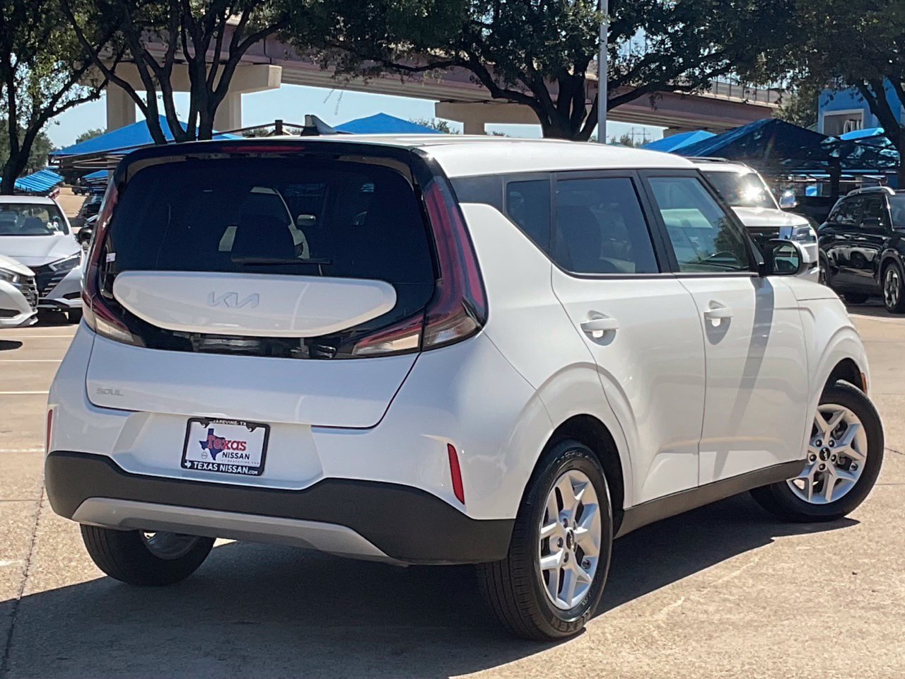 Used 2025 Kia Soul LX w/ LX Technology Package FWD image 4