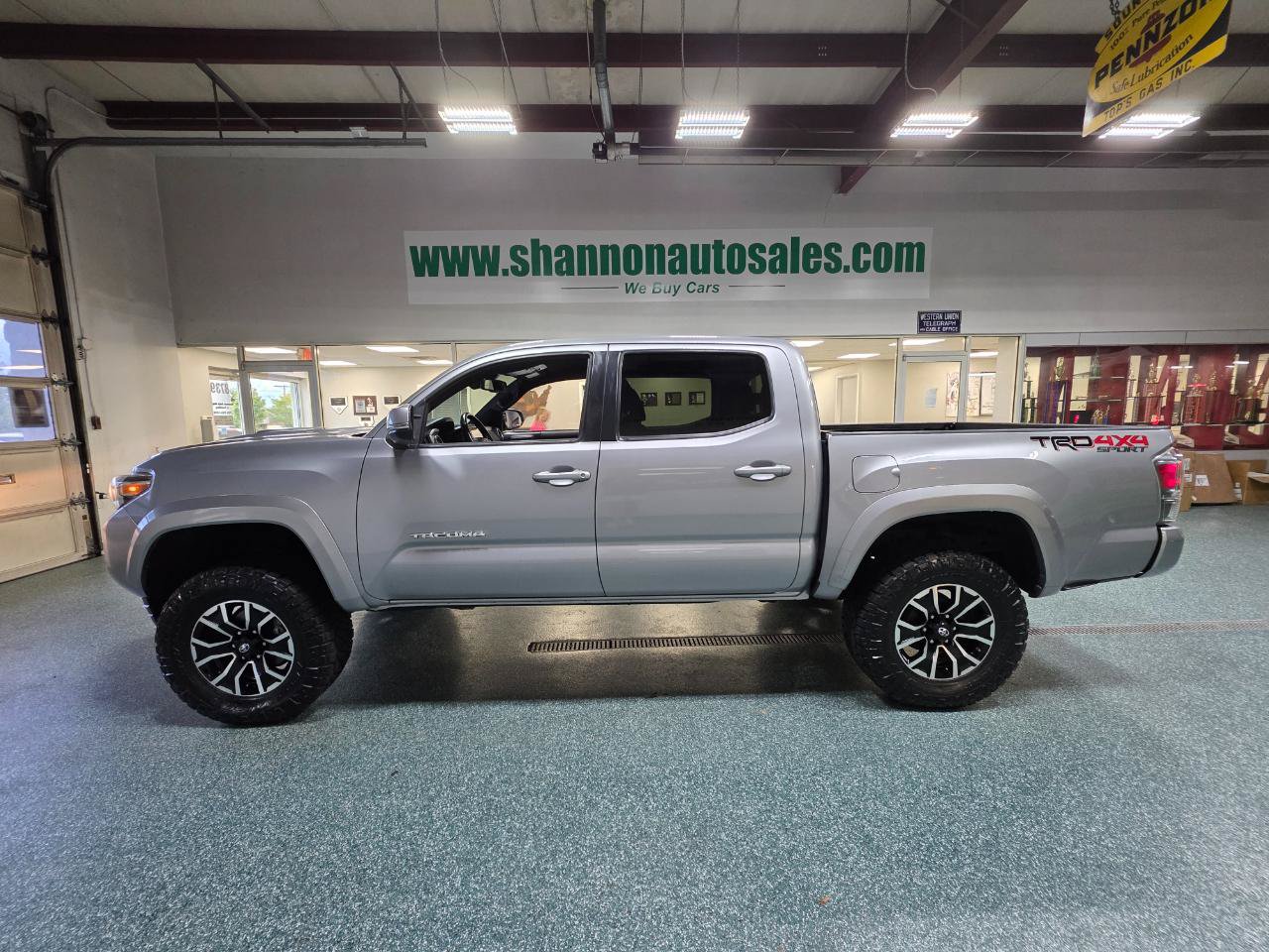 Used 2020 Toyota Tacoma TRD Sport AWD/4WD image 11