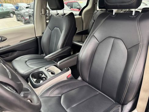 Used 2023 Chrysler Pacifica Touring-L FWD image 17