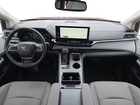 Used 2025 Toyota Sienna XLE image 9