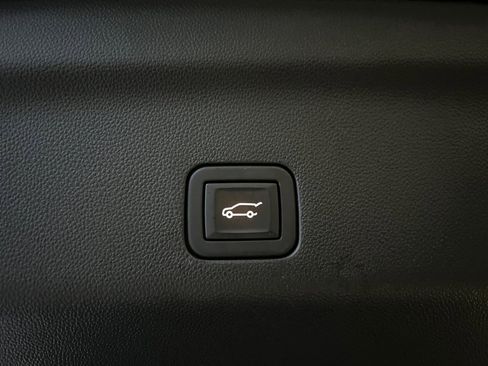 Used 2024 GMC Yukon XL SLT image 7