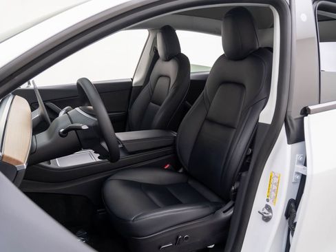 Used 2022 Tesla Model Y Long Range image 17