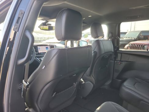New 2026 Chrysler Pacifica Select image 12