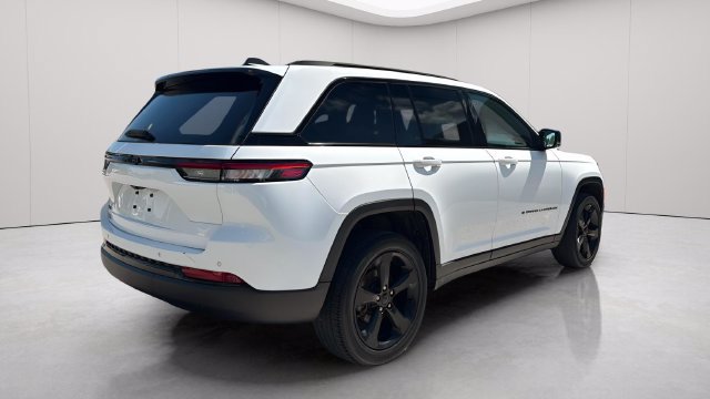 Used 2023 Jeep Grand Cherokee Altitude AWD/4WD image 4