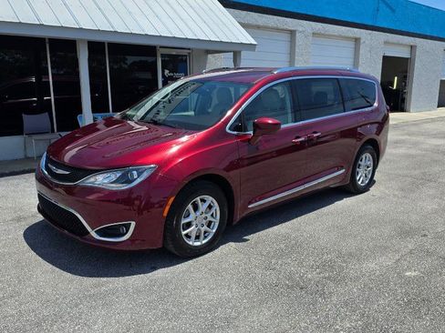 Used 2020 Chrysler Pacifica Touring-L FWD image 2