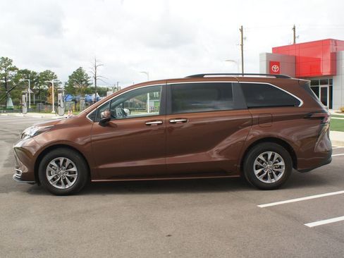 Used 2024 Toyota Sienna XLE image 14