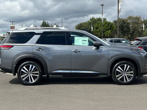 New 2025 Nissan Pathfinder Platinum w/ Cargo Package image 3