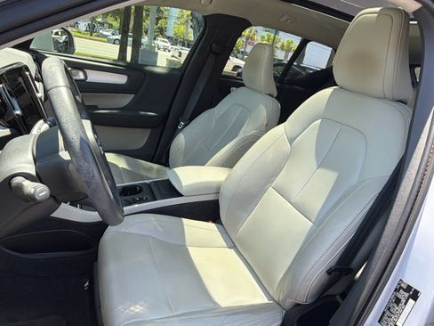 Used 2021 Volvo XC40 T5 Momentum w/ Premium Package AWD/4WD image 26