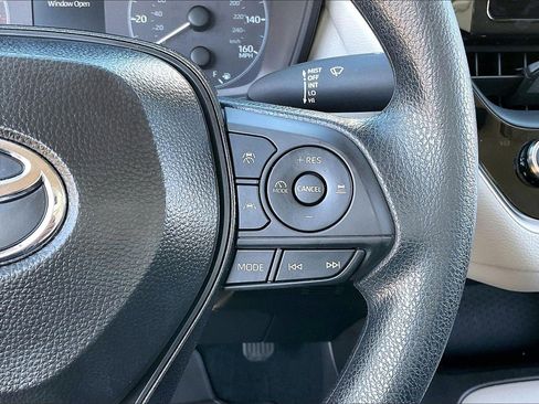 Used 2025 Toyota Corolla LE image 28