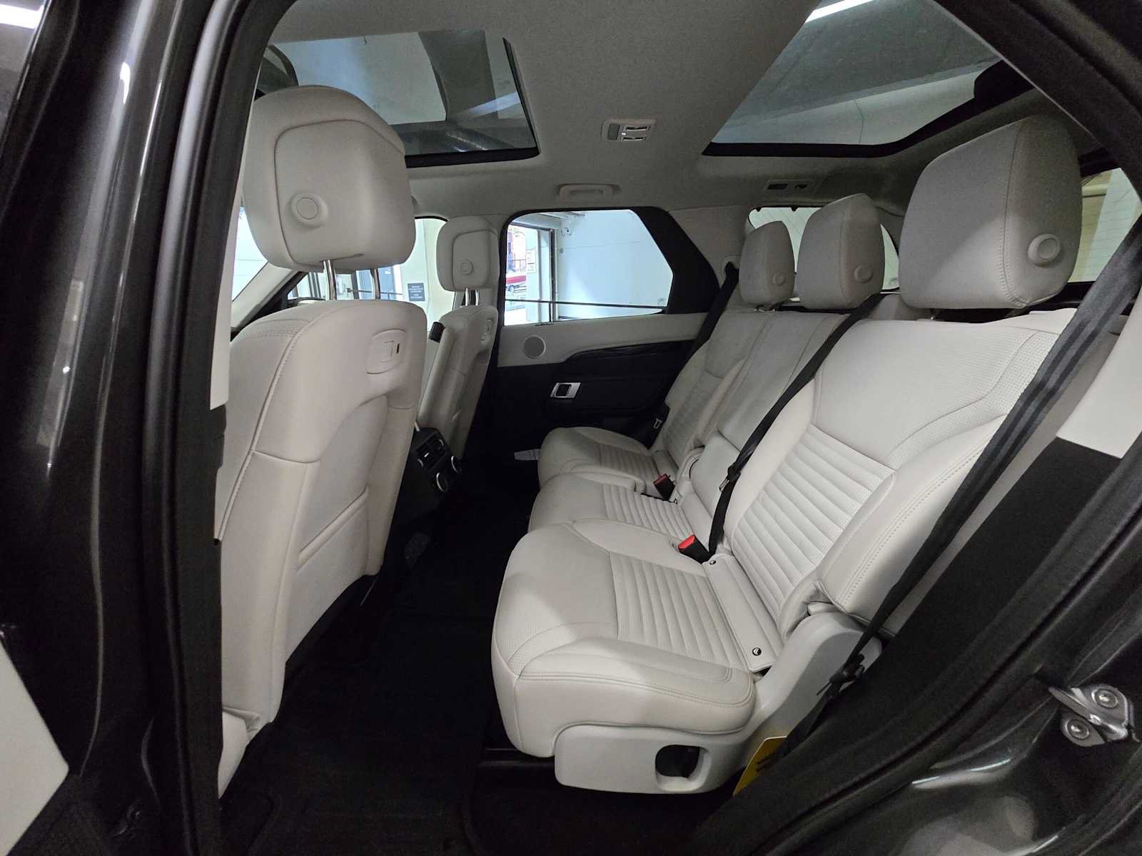 Used 2025 Land Rover Discovery S AWD/4WD image 17