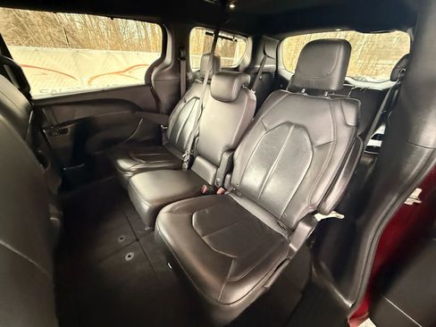 Used 2020 Chrysler Pacifica Touring-L image 18