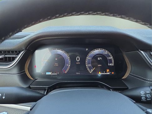 Used 2025 Jeep Grand Cherokee Altitude image 23