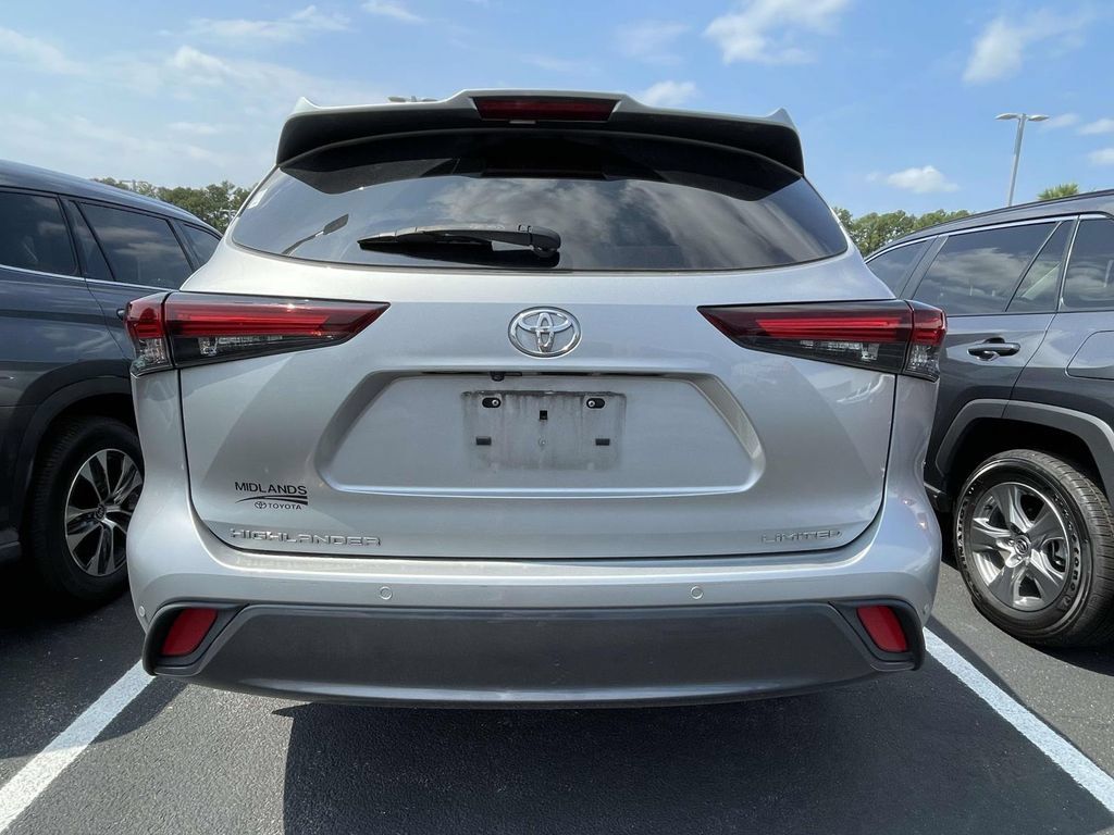 Used 2024 Toyota Highlander Limited FWD image 6