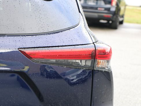 Used 2023 Toyota Highlander XLE FWD image 7