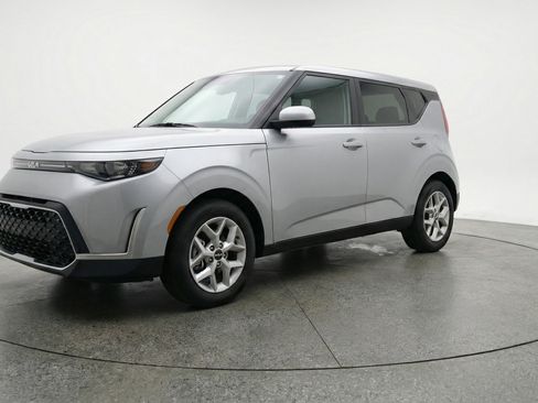 Used 2025 Kia Soul LX w/ LX Technology Package FWD image 3
