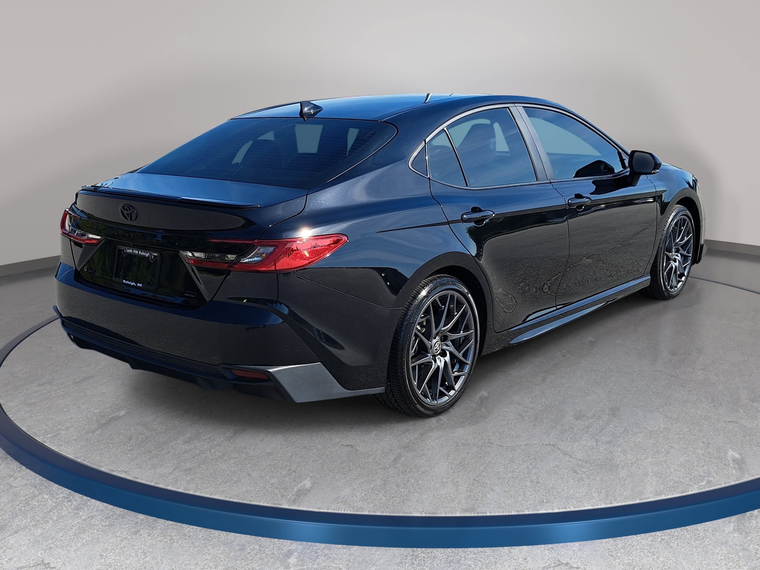 Used 2025 Toyota Camry SE w/ Convenience Package FWD image 5