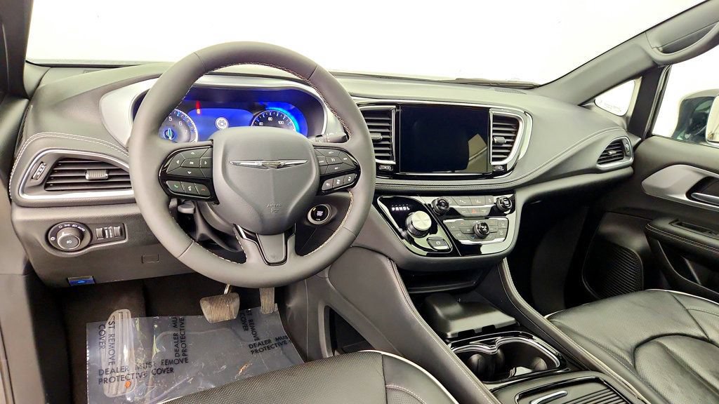 Used 2025 Chrysler Pacifica Limited FWD image 14