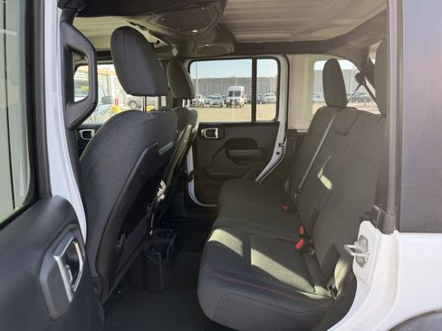 Used 2025 Jeep Wrangler Unlimited Rubicon image 8