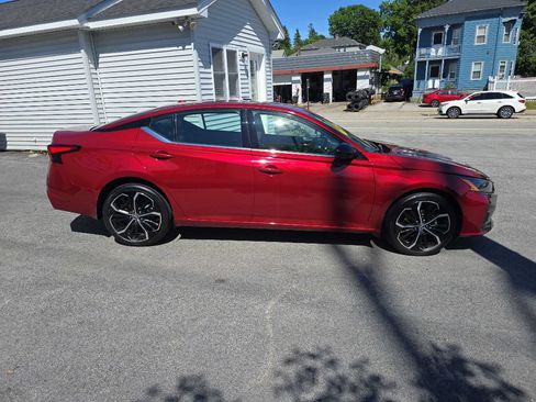 Used 2024 Nissan Altima 2.5 SR AWD/4WD image 3