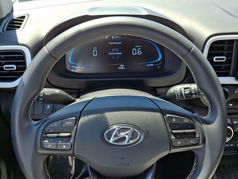 Certified 2025 Hyundai Venue Limited FWD image 17