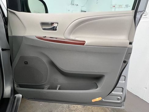 Used 2013 Toyota Sienna Limited w/ Premium Pkg AWD/4WD image 11