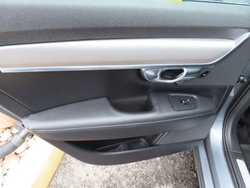 Used 2017 Volvo S90 T6 Momentum w/ Vision Package image 9