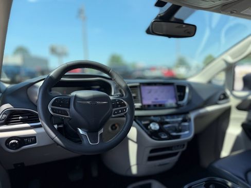 Used 2023 Chrysler Pacifica Touring-L FWD image 31