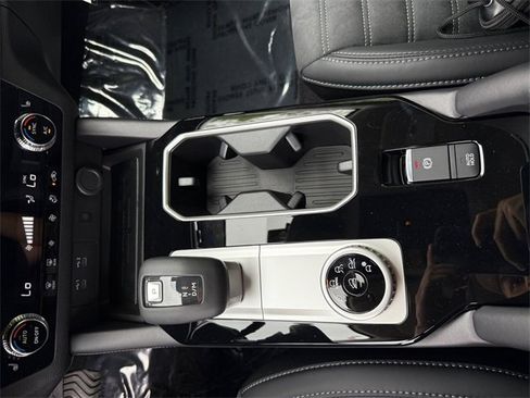 New 2025 Mitsubishi Outlander SE image 22