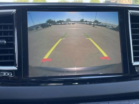 Used 2023 Chrysler Pacifica Touring-L FWD image 17