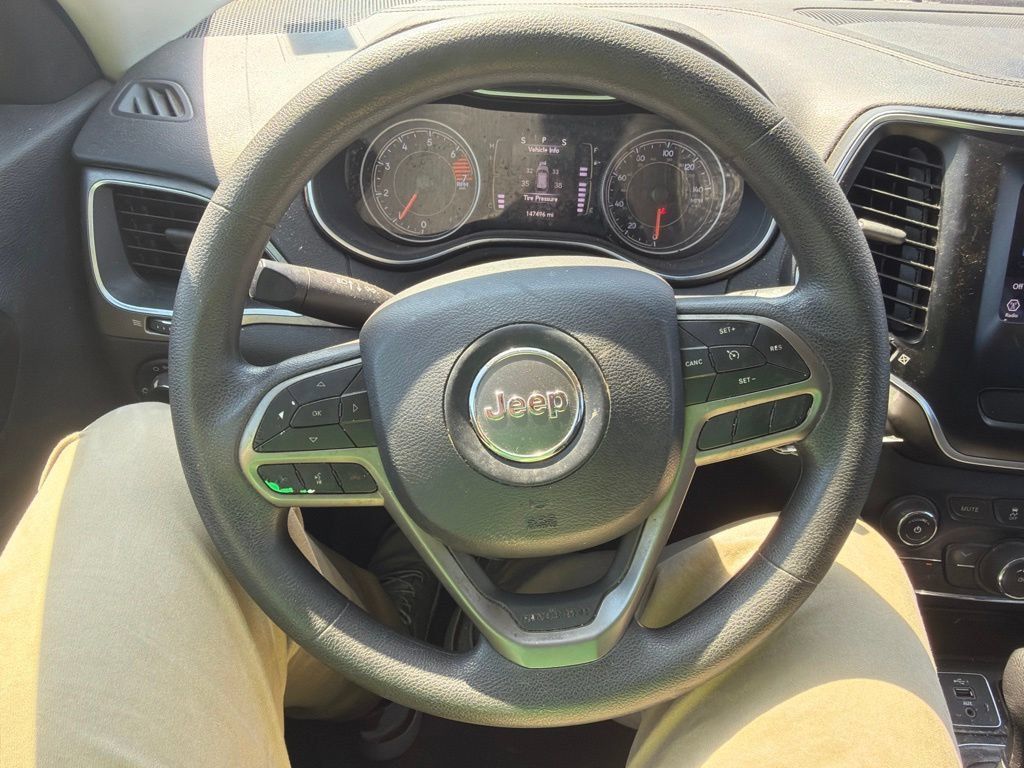 Used 2021 Jeep Cherokee Latitude FWD image 24