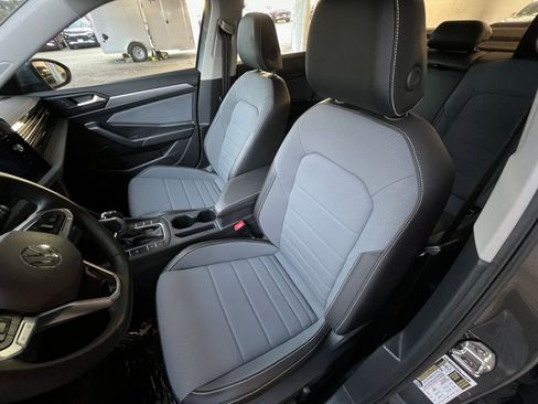 Used 2025 Volkswagen Jetta SE image 37