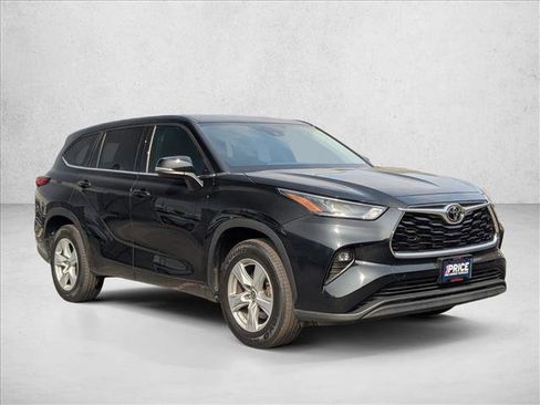 Used 2022 Toyota Highlander LE image 7
