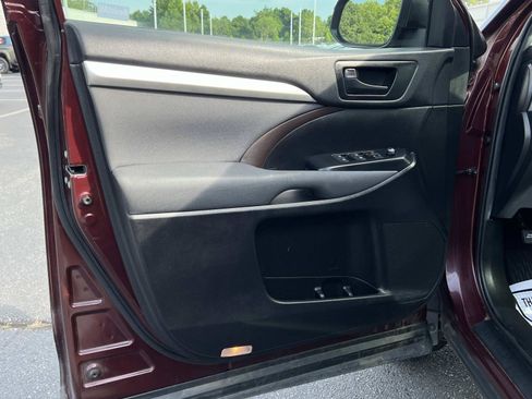 Used 2019 Toyota Highlander LE FWD image 13