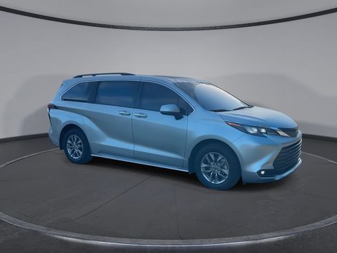 Used 2025 Toyota Sienna XLE FWD image 2